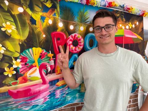 Traveler v-sign photo 53