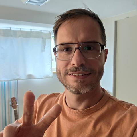Traveler v-sign photo 4