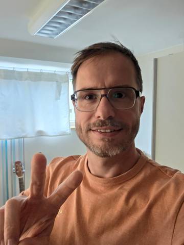 Traveler v-sign photo 4