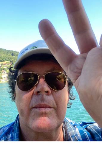 Traveler v-sign photo 198