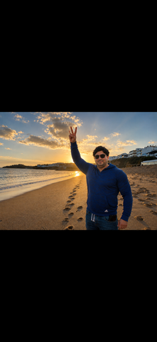 Traveler v-sign photo 169