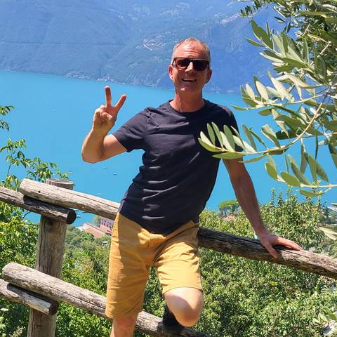 Traveler v-sign photo 62