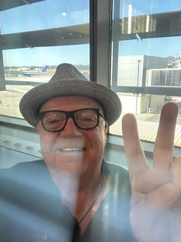 Traveler v-sign photo 183