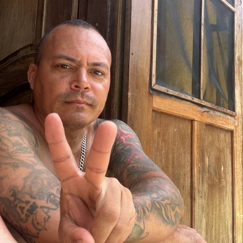Traveler v-sign photo 7
