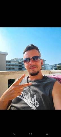 Traveler v-sign photo 194