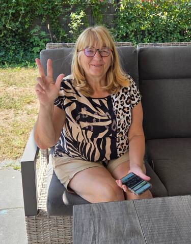 Traveler v-sign photo 115
