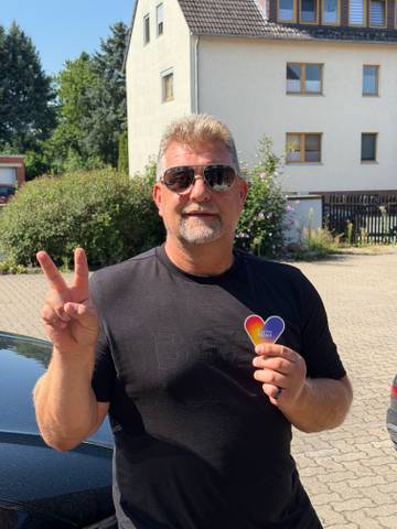 Traveler v-sign photo 146