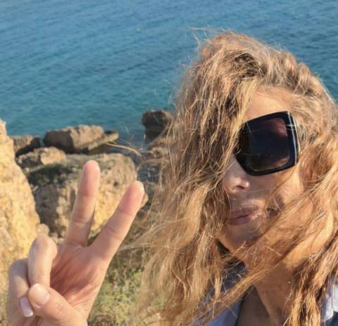 Traveler v-sign photo 78