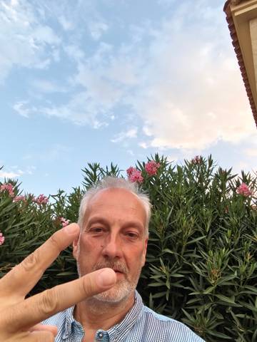 Traveler v-sign photo 166