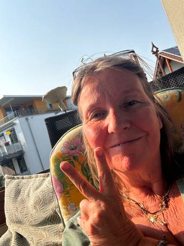 Traveler v-sign photo 56