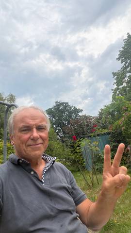 Traveler v-sign photo 131