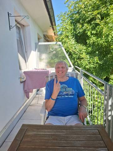 Traveler v-sign photo 104