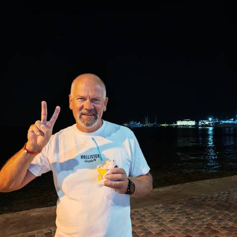 Traveler v-sign photo 69