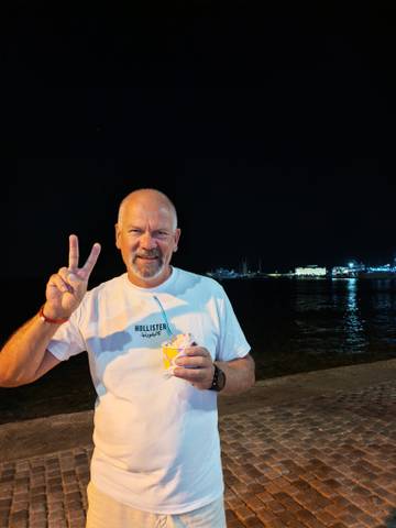 Traveler v-sign photo 74