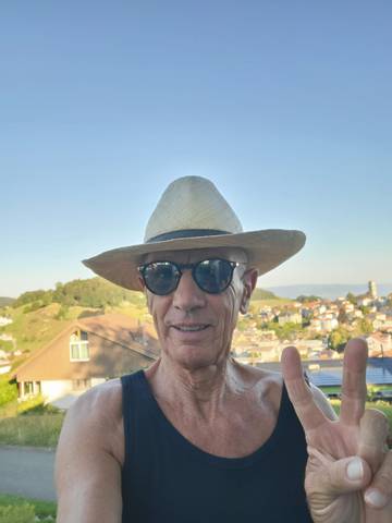 Traveler v-sign photo 131