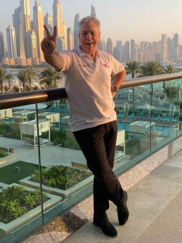 Traveler v-sign photo 159