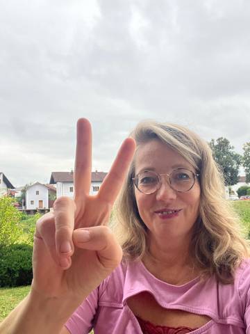 Traveler v-sign photo 201