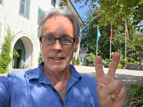 Traveler v-sign photo 165