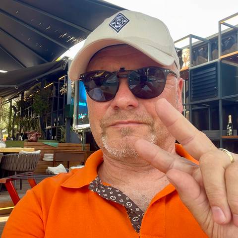 Traveler v-sign photo 71