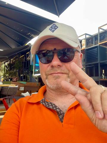 Traveler v-sign photo 78