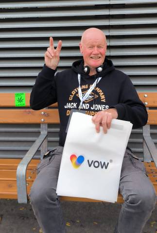 Traveler v-sign photo 103