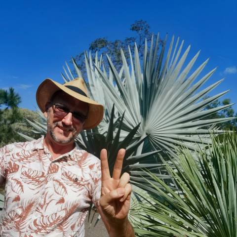 Traveler v-sign photo 51