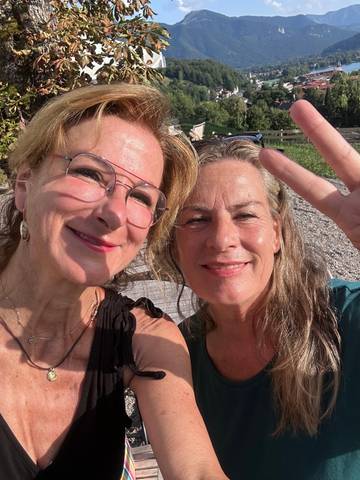 Traveler v-sign photo 194