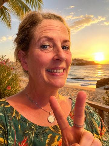 Traveler v-sign photo 174