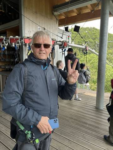 Traveler v-sign photo 70