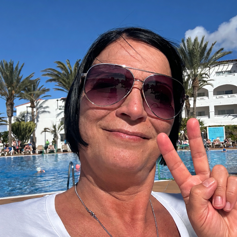 Traveler v-sign photo 40