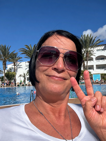 Traveler v-sign photo 42
