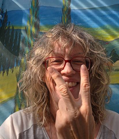 Traveler v-sign photo 3