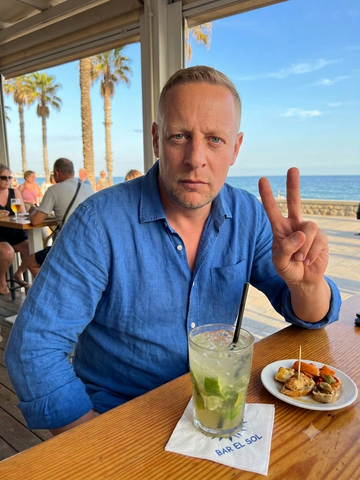 Traveler v-sign photo 127